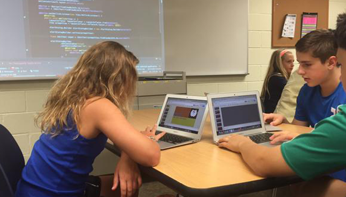 luma lab students using software to design